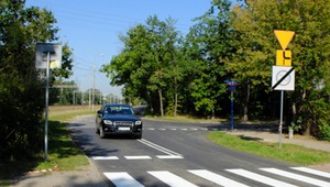 Jak używać kierunkowskazów na skrzyżowaniach z pierwszeństwem łamanym?