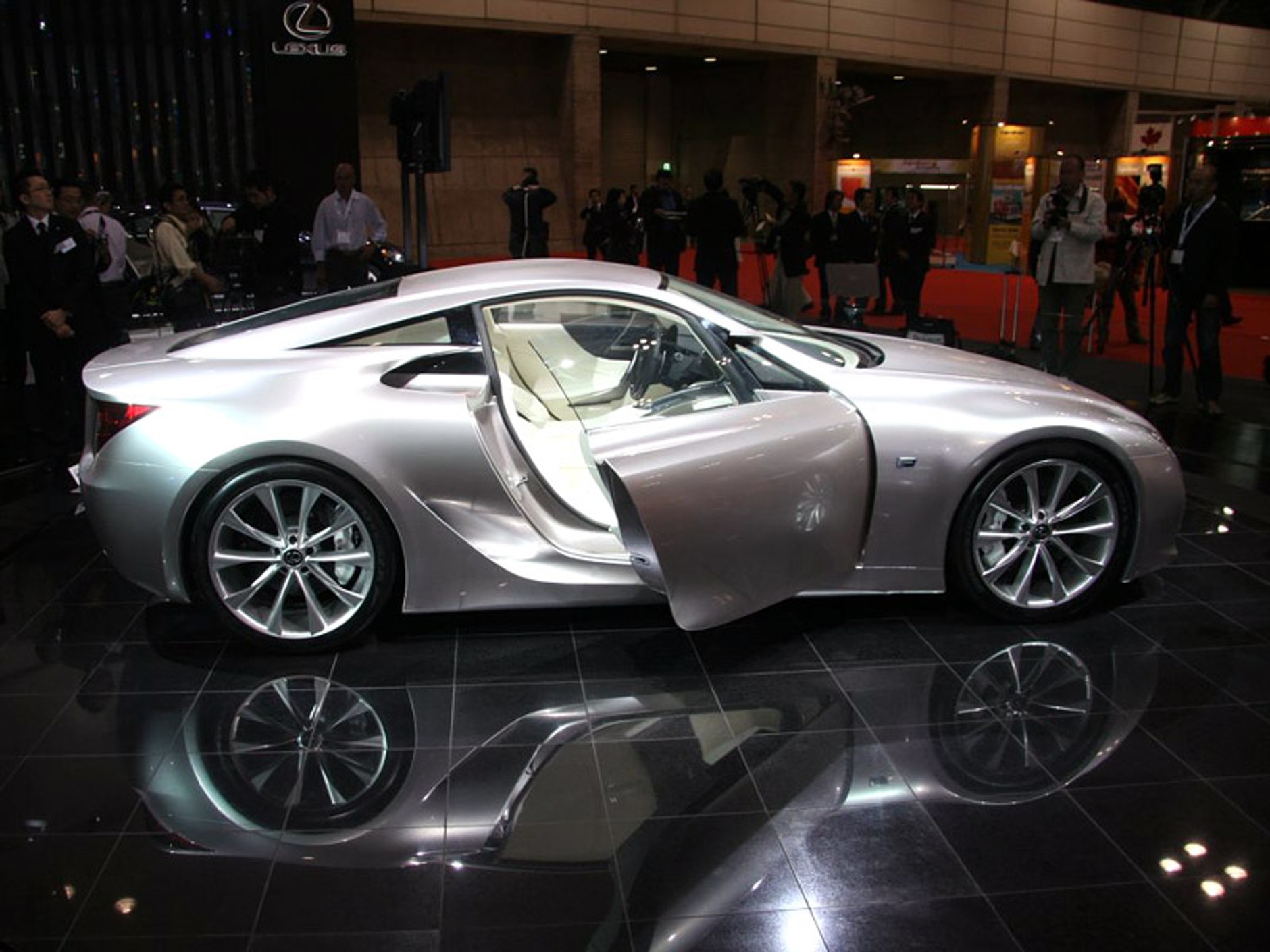 Lexus LFA: zainteresowanie przekroczyło plany produkcyjne