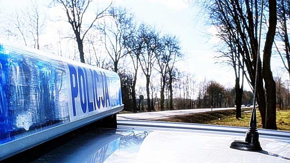 Wjechał w ogrodzenie. Świadkowie uprzedzili policjantów