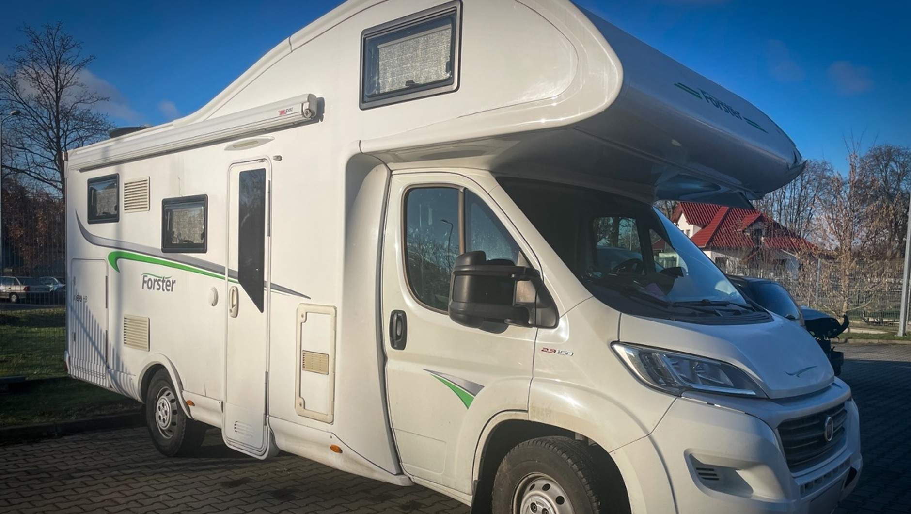 Kamper typu alkowa zbudowany na bazie Fiata Ducato