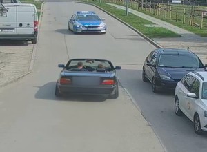 Kierowca BMW driftował na stacji. Nie zauważył radiowozu [Nagranie]