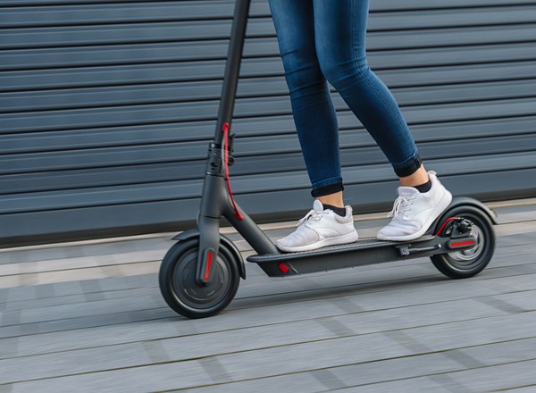 Wsiadasz na rower albo na hulajnogę elektryczną? Sprawdź, czy znasz te przepisy