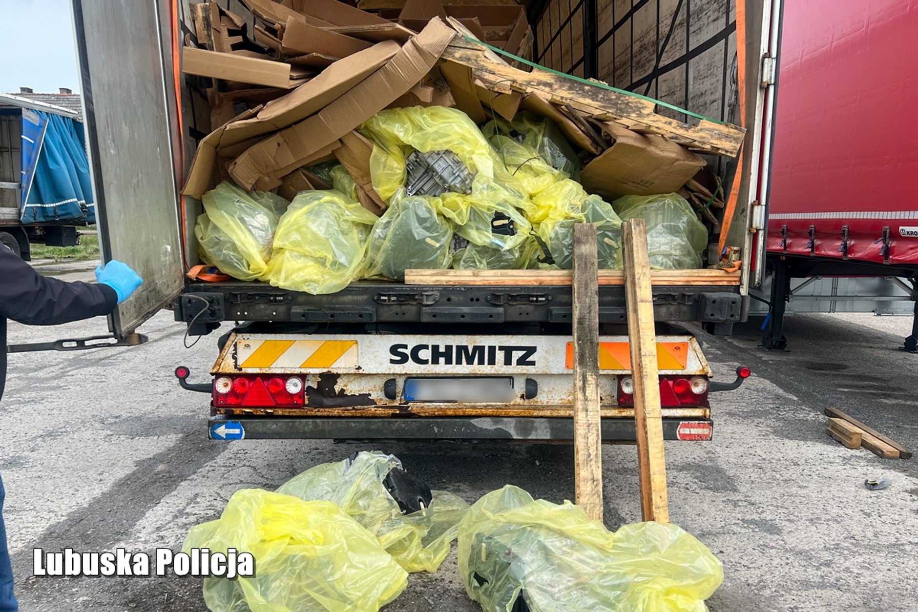 Kryminalni odzyskali skradzioną naczepę ze skrzyniami biegów