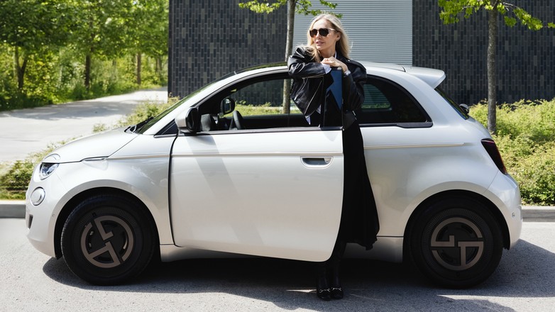 Agnieszka Woźniak-Starak we Fiacie 500e Giorgio Armani