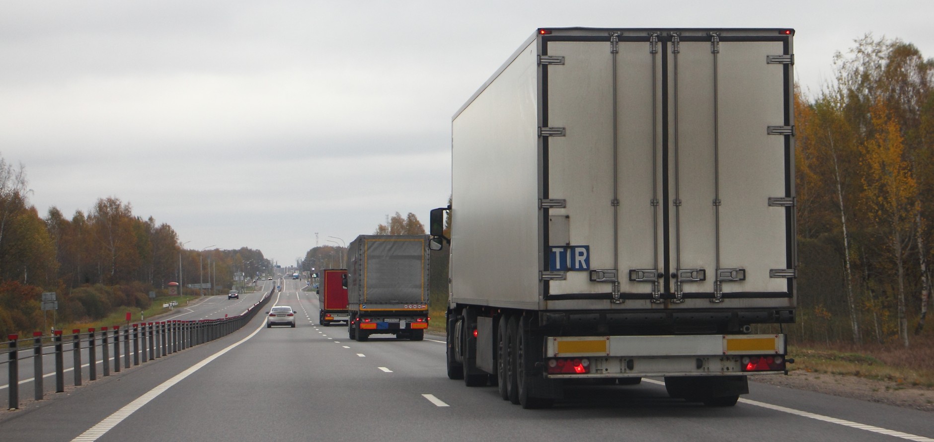 Tabliczka TIR na ciężarówce