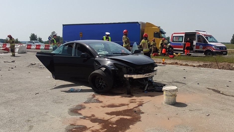 Wypadek Tesli na drodze S61