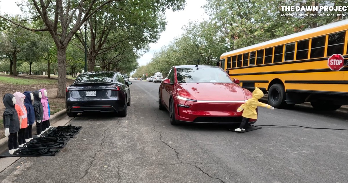 W testach The Down Project Tesla Y z najnowszym oprogramowaniem FSD konsekwentnie nie widzi dziecka idącego do autobusu