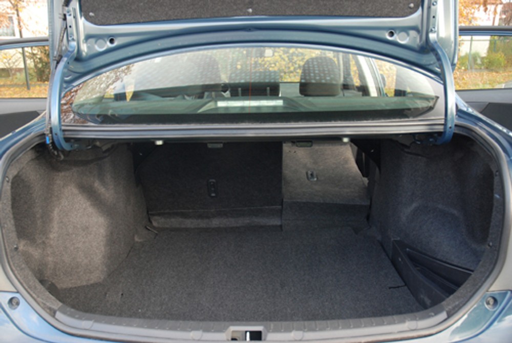 Fiat Linea, Toyota Corolla, Nissan Tiida - Nowi wśród sedanów