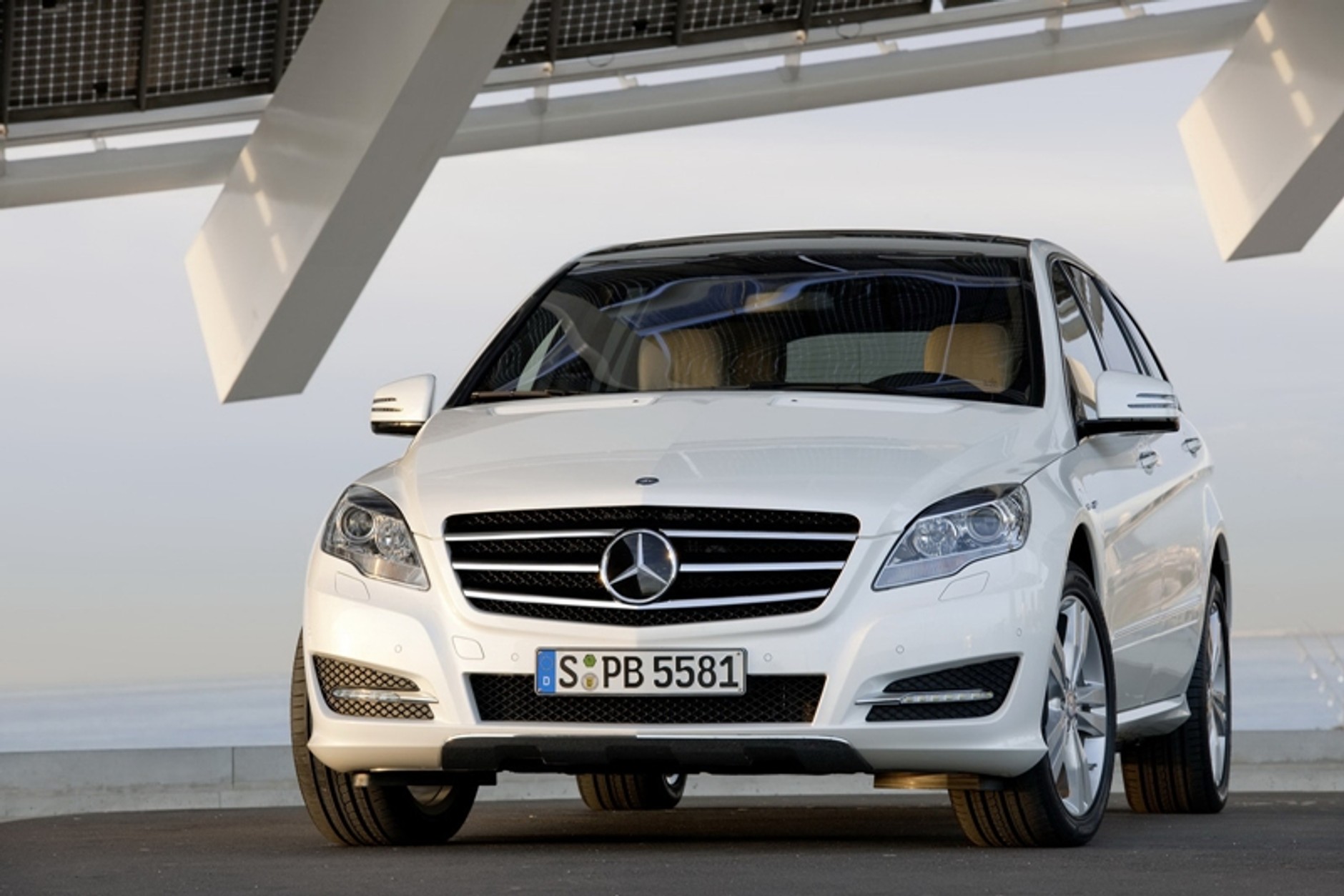 Mercedes klasy R – najbardziej niezdecydowane auto świata jest teraz jeszcze brzydsze