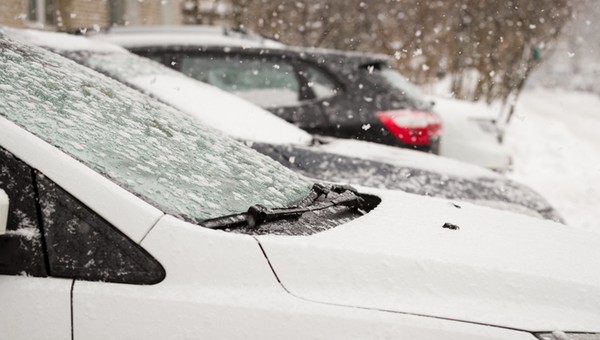 Zamarznięta szyba samochodowa