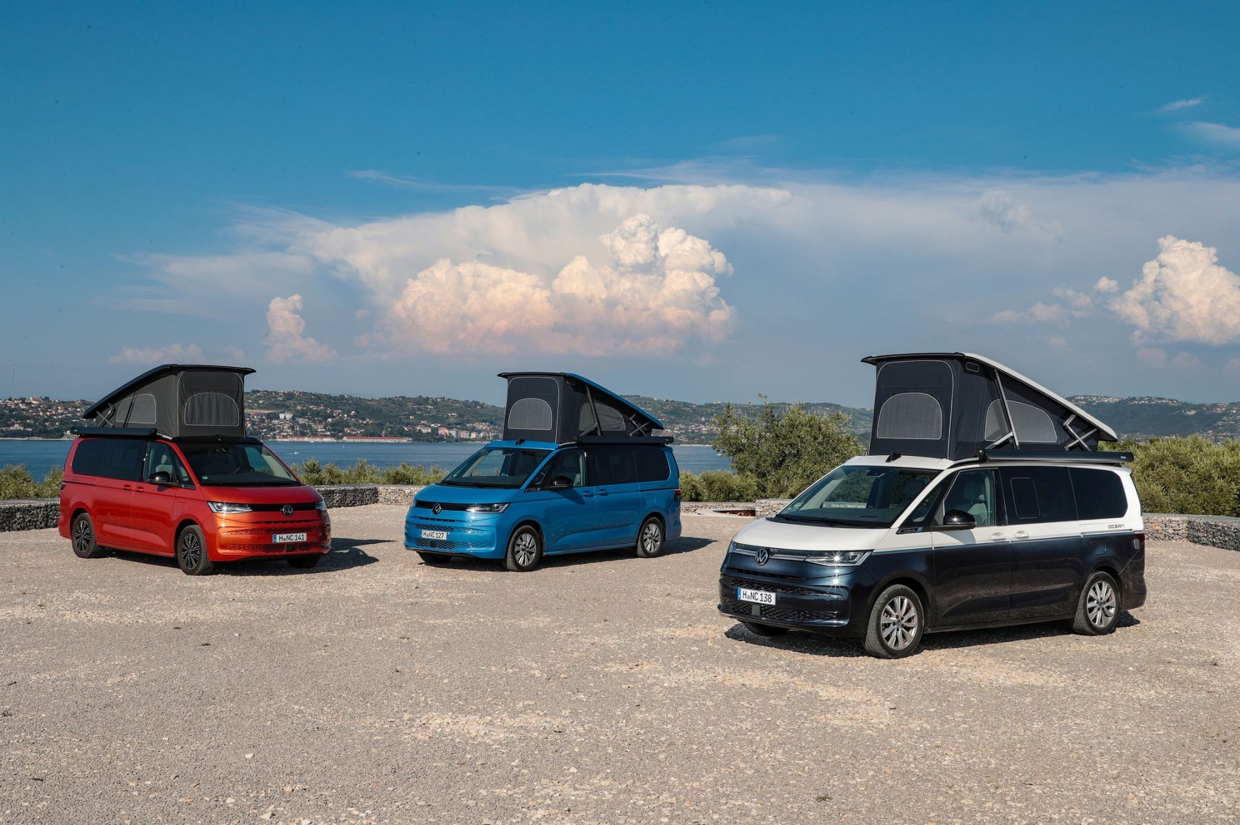 (Od lewej) Volkswageny Californie T7: Beach, Coast i Ocean