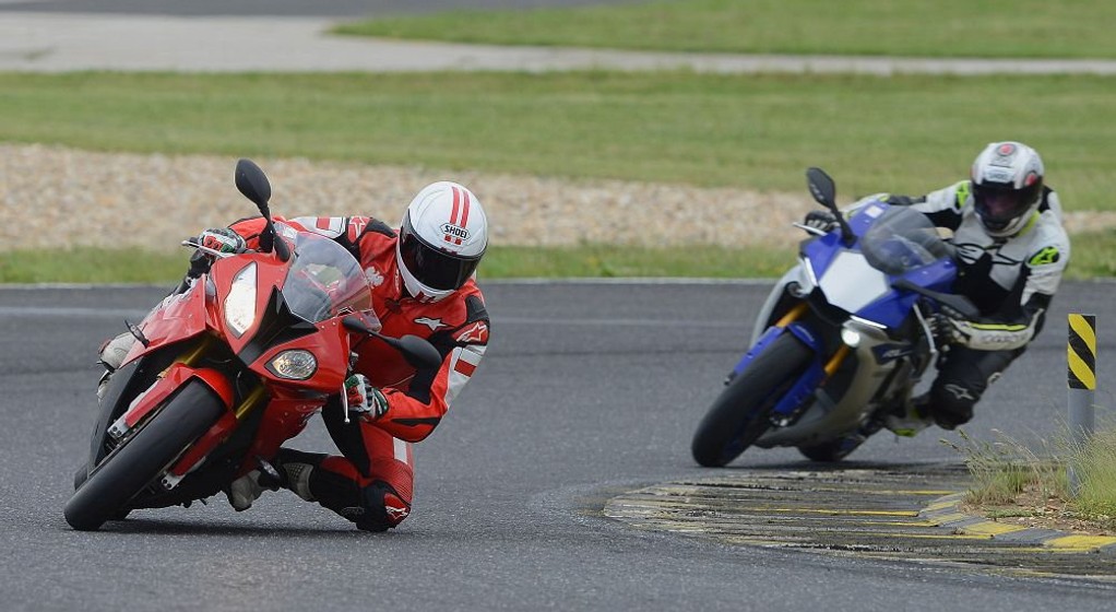 BMW S1000RR i Yamaha YZF-R1 na torze Pannonia-Ring