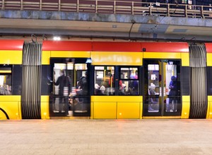 Warszawa: w autobusach i tramwajach usłyszymy głos Tomasza Knapika i jego syna Macieja