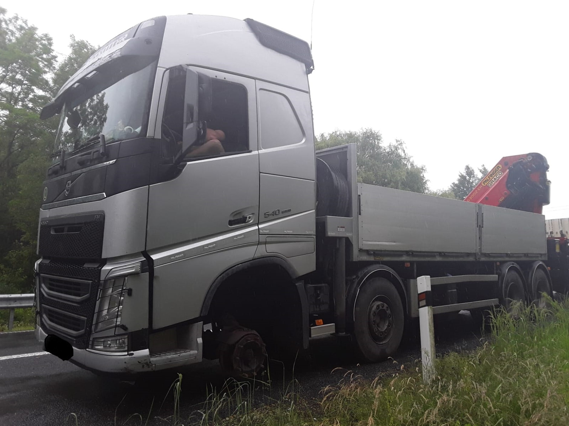 Jechał ciężarówką bez przedniego koła