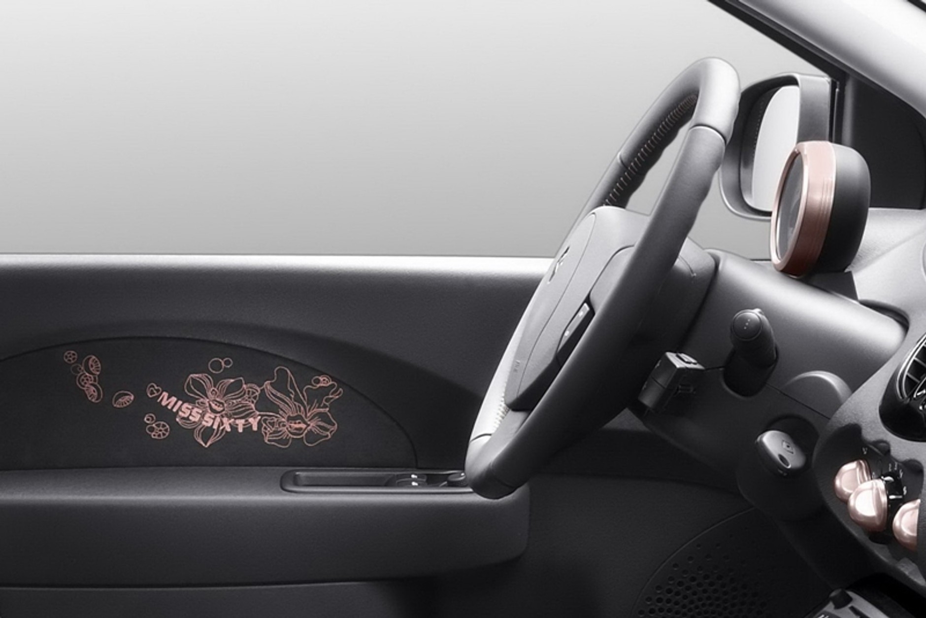 Renault Twingo Miss Sixty ma uchwyt na pomadkę i eyeliner