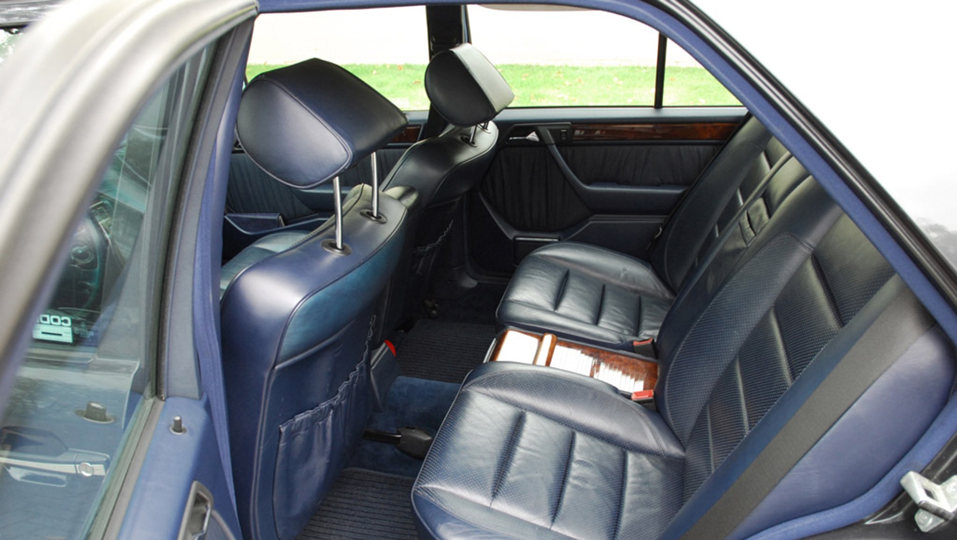 Mercedes 500E ma tylko 4 miejsca.