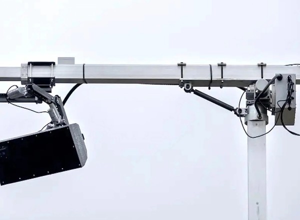 Nowy radar w Holandii skanuje wnętrze. Nie zmierzy prędkości, ale wykryje telefon