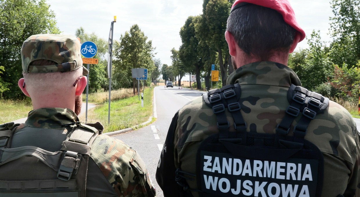 Żołnierze sprawdzają auta przy cmentarzu. Kto ma kamerę cofania, musi ją zakleić