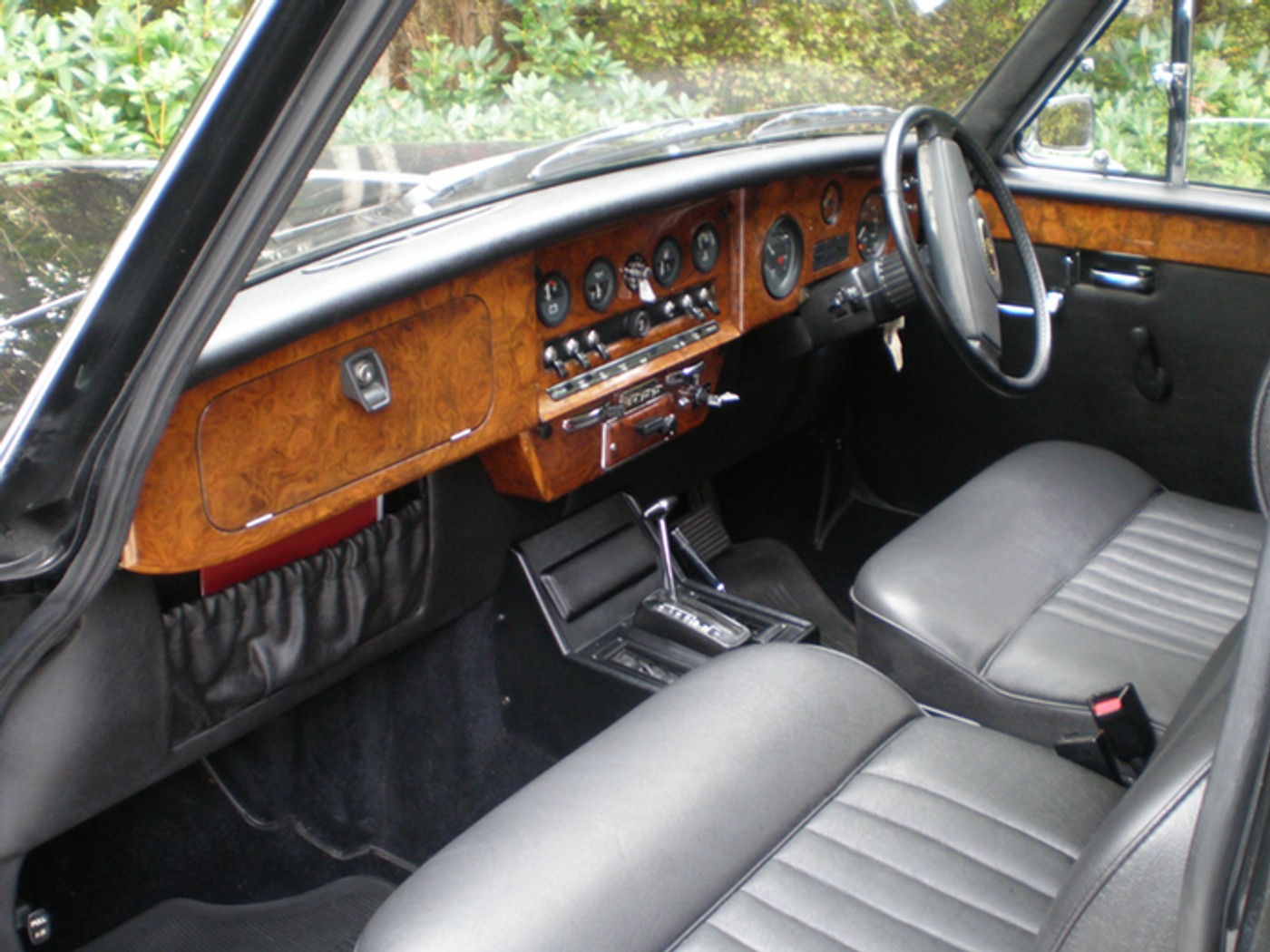 Królewski Daimler rdzewieje w Bukareszcie