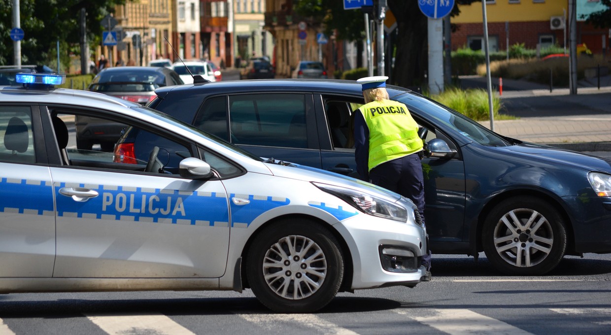 Nawet 500 zł kary za jazdę w okularach. Warto sprawdzić swoje prawo jazdy