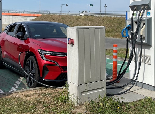 Tylko 2000 kWh tańszej energii dla domu, coraz droższe ładowanie na ulicy. Jazda elektrykiem traci sens