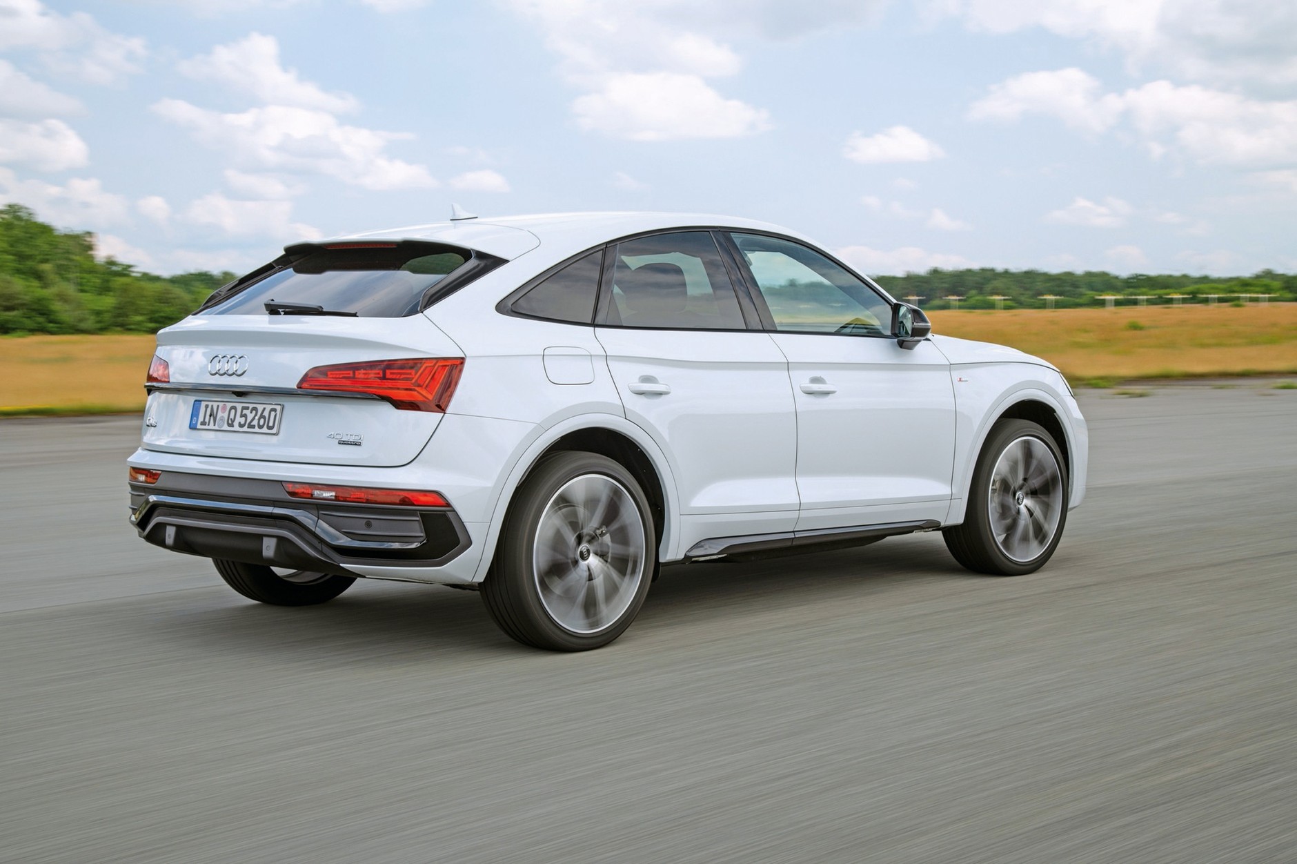 Audi Q5 Sportback ma światła zintegrowane w tylnej klapie. Po otwarciu bagażnika wędrują one do góry.
