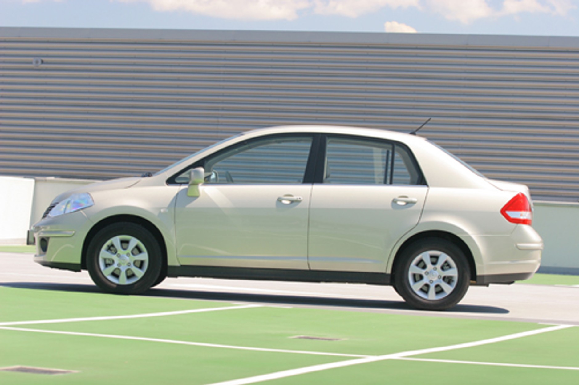 Nissan Tiida 1.6 Tekna - Bez ekstrawagancji