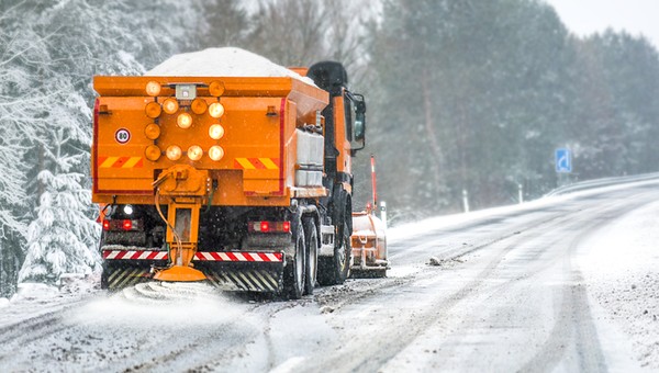 Ponad 2,4 tys. pojazdów zimowego utrzymania na drogach krajowych