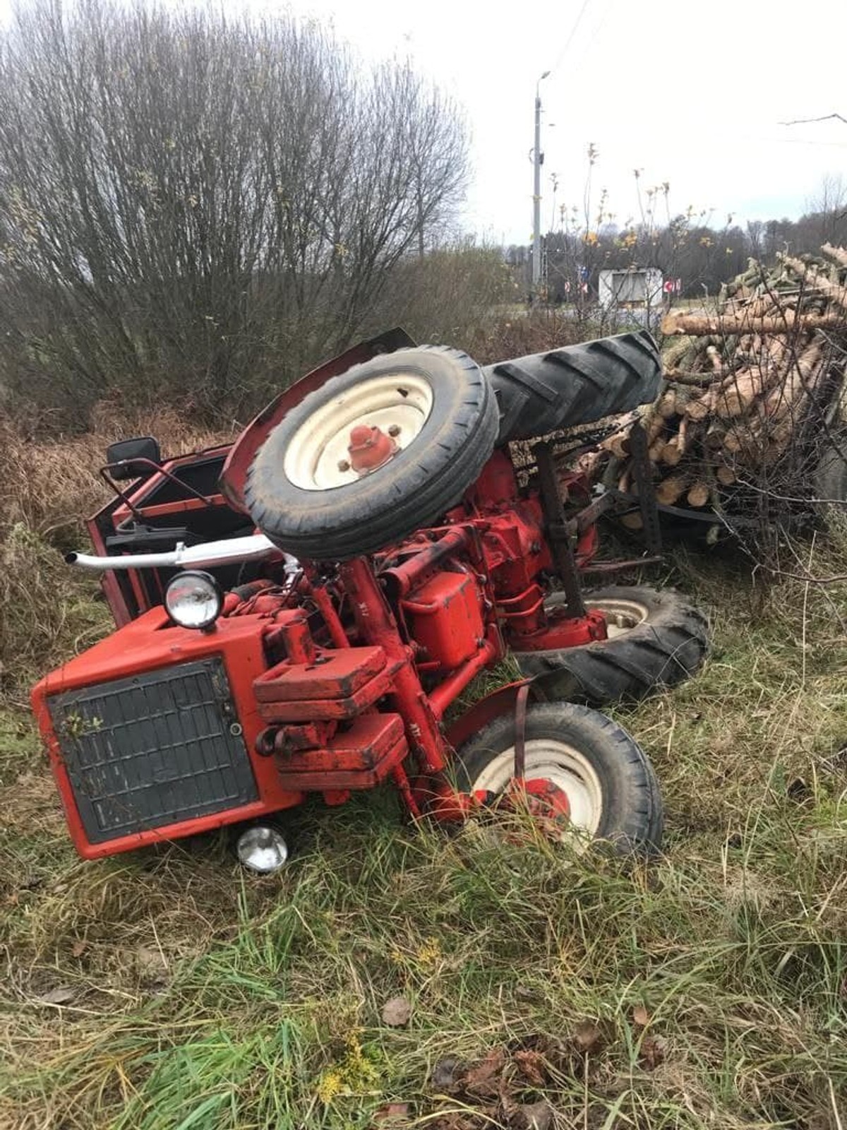 Pijany traktorzysta wpadł traktorem do rowu