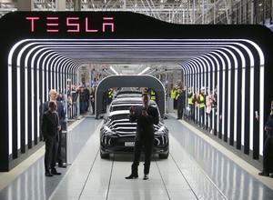 Tesla wezwana na dywanik. Grozi jej zakaz produkcji i sprzedaży samochodów