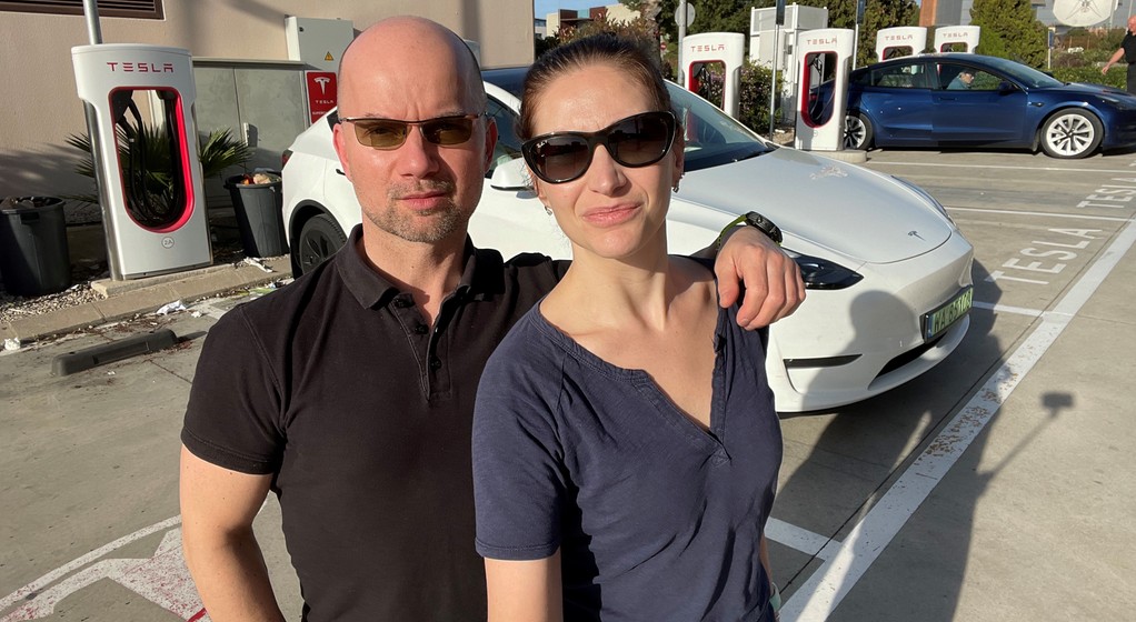 Renata i Paweł Ratajczakowie, a w tle ich Tesla w Hiszpanii