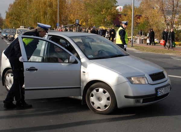 Więcej kontroli na drogach i przy cmentarzach aż do 2 listopada