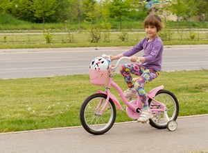 Małe dziecko na drodze dla rowerów? To nielegalne!