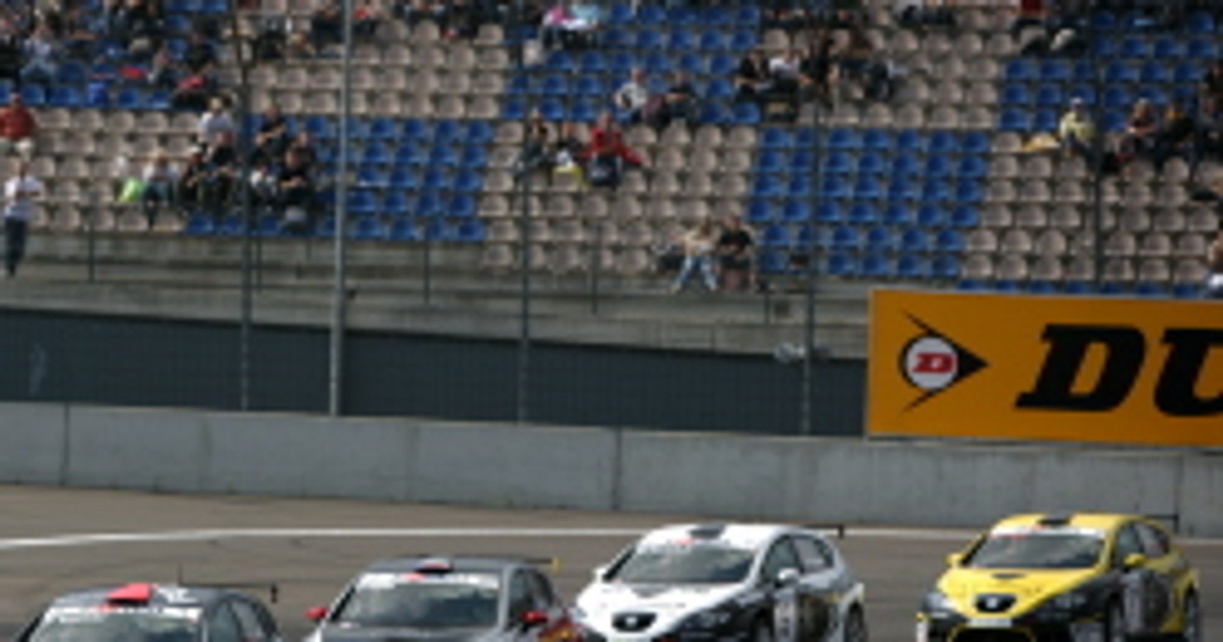 Wyścigi: Damian Sawicki rywalizuje o tytuł wicemistrza Seat Leon Supercopa