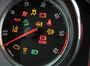 Czy wiesz, co oznaczają popularne skróty używane w motoryzacji?