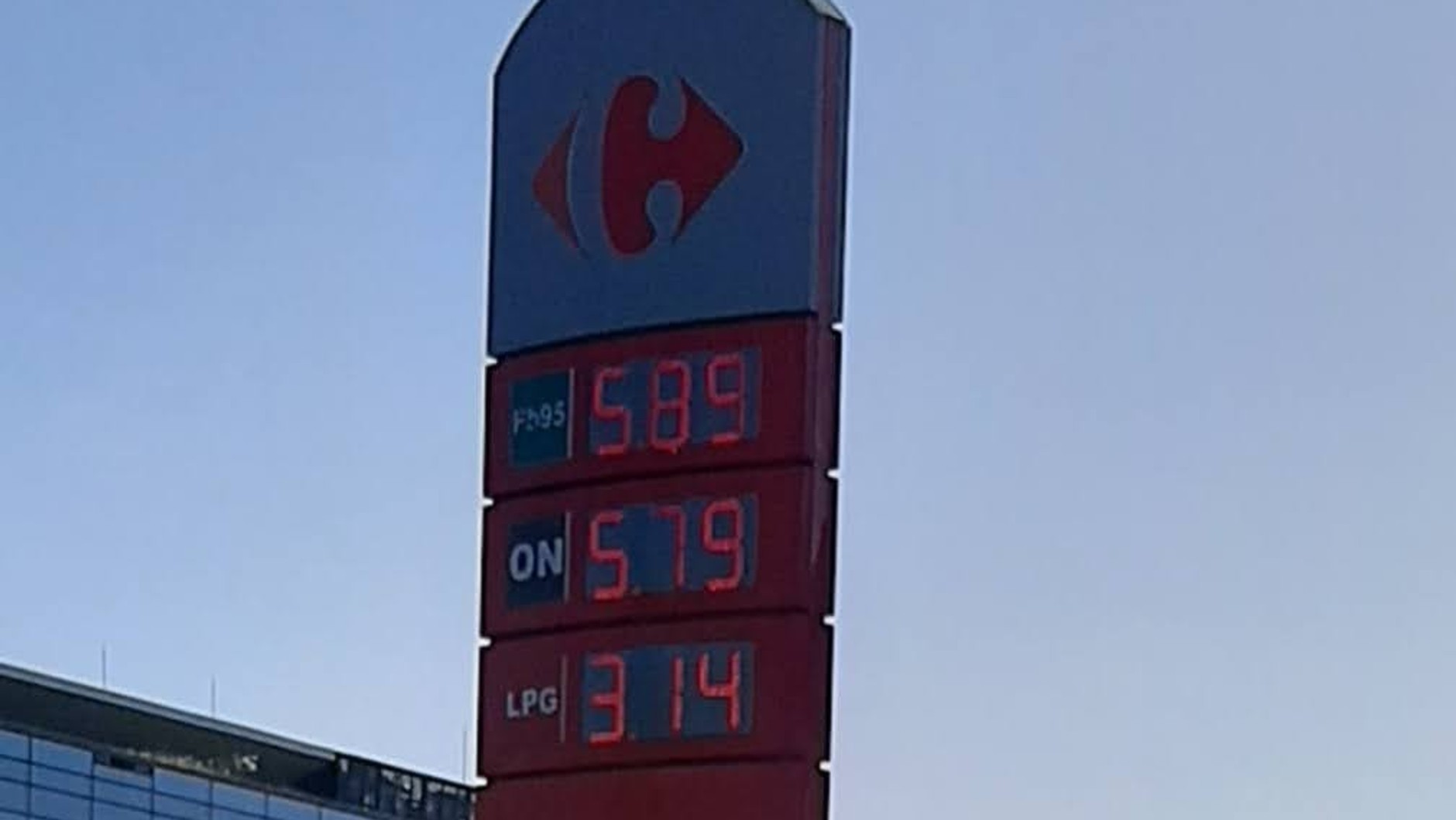 Zdarzają się też oferty w rodzaju "taniej niż najtaniej". Oto cena na jednej ze stacji w Warszawie 25 września 2023 r.
