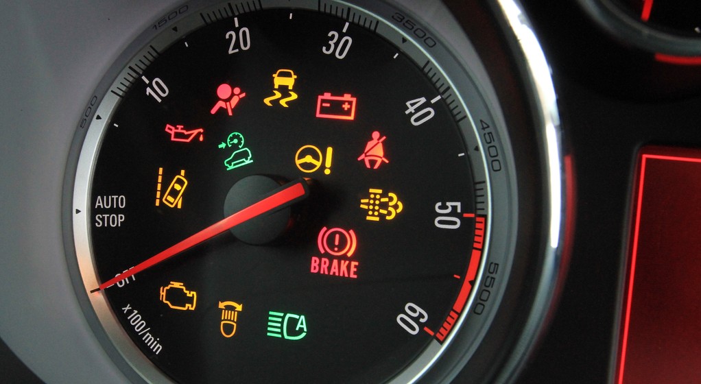 Czy znasz motoryzacyjne skróty? Czy wiesz, co oznaczają kontrolki w Twoim aucie?