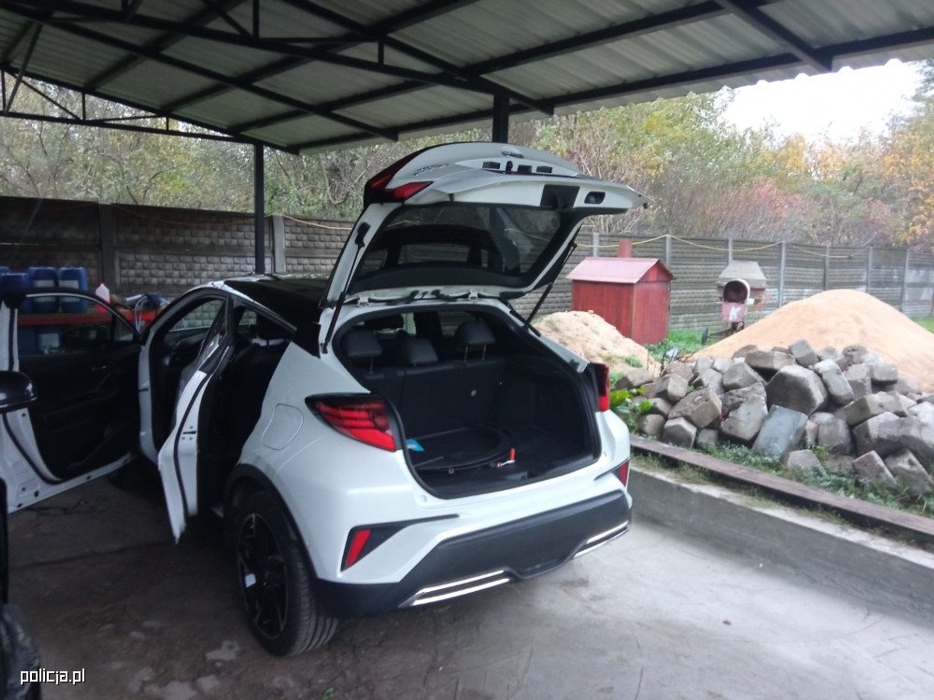 Czterech zatrzymanych, odzyskane Toyoty i części samochodowe