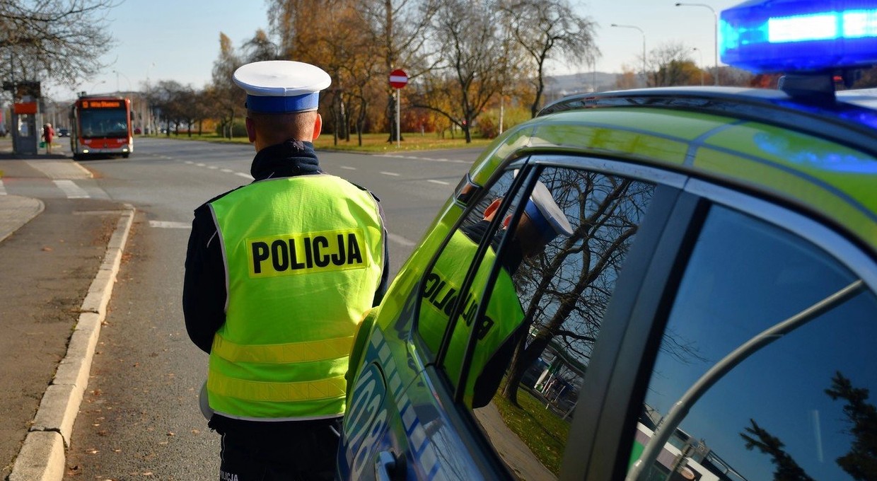 Policjanci patrzyli na linię P-12 i kolor świateł. Posypały się mandaty po osiem i 15 pkt