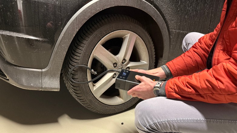 Osram 100Ti – ten kompresor akumulatorowy ma funkcję boostera. Albo odwrotnie: ten powerbank rozruchowy (booster) potrafi też pompować koła