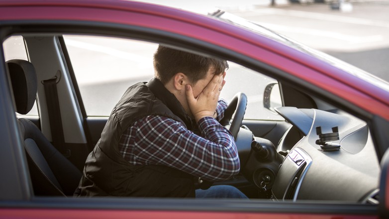 Kierowca w samochodzie