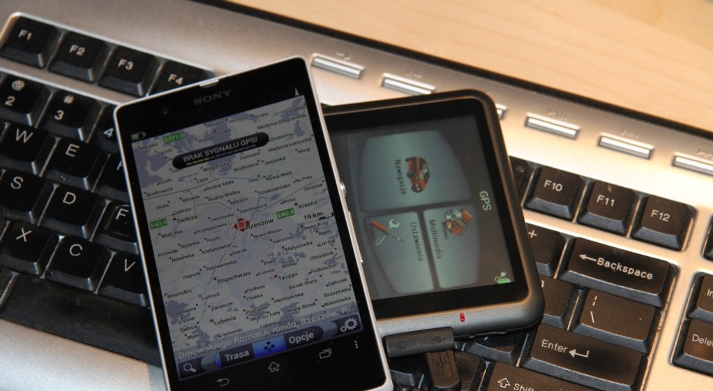 Aktualizacja aplikacji nawigacyjnej w telefonie jest znacznie uproszczona w porównaniu z tradycyjną nawigacją samochodową.