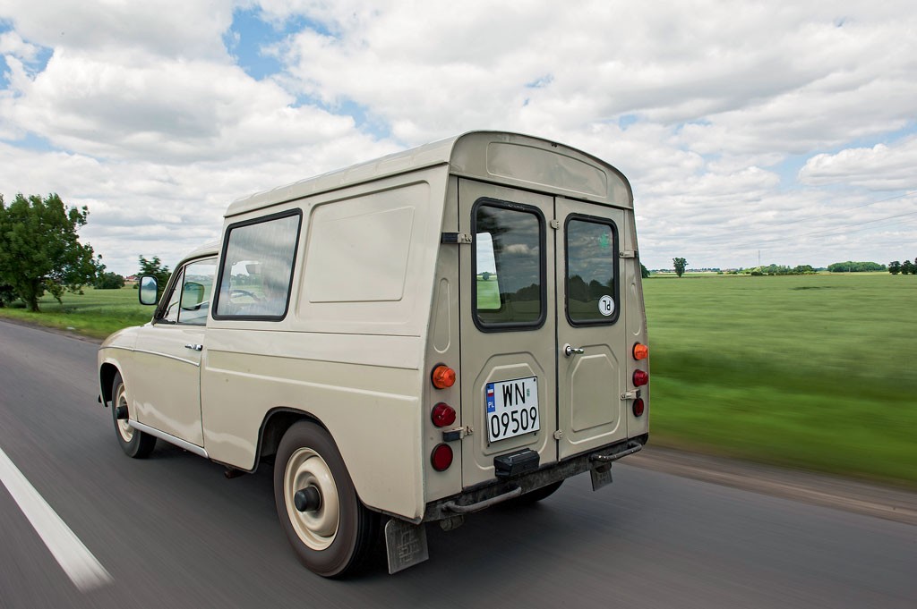 Prototypy powstawały na bazie Syreny 104, produkcję seryjną oparto na modelu 105