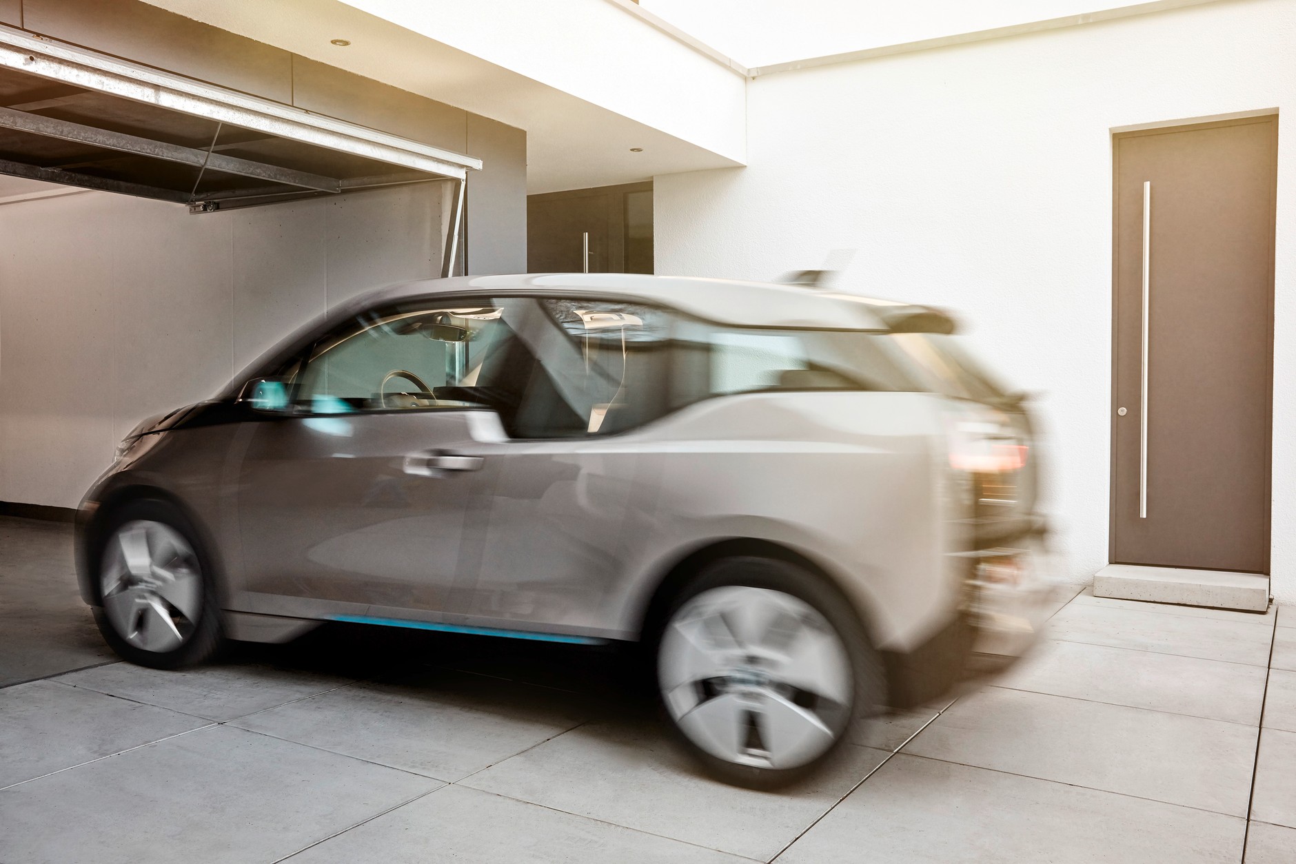 BMW i3 rozpozna gesty kierowcy pozostającego poza samochodem. Ruchy dłonią i ręką posłużą do wydawania komend o parkowaniu