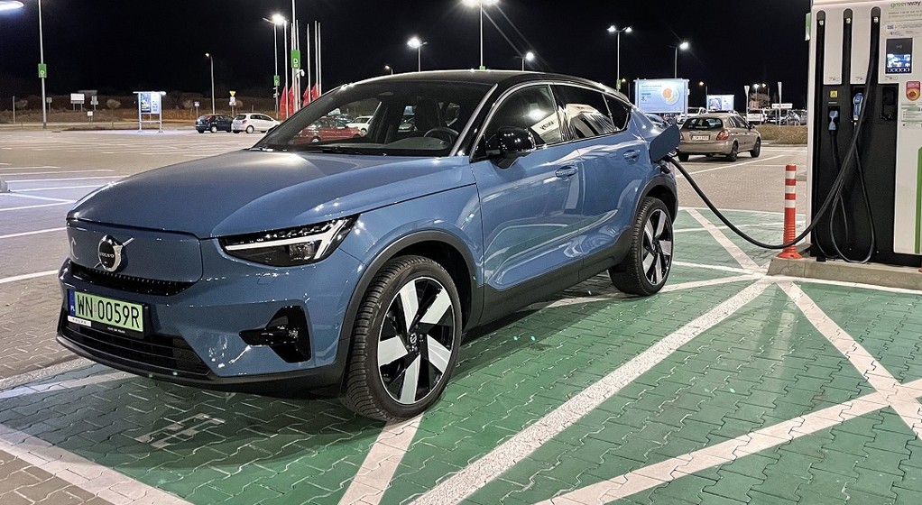 Volvo C40 Recharge, ładowanie samochodu elektrycznego, stacja ładowania, ładowarka GreenWay