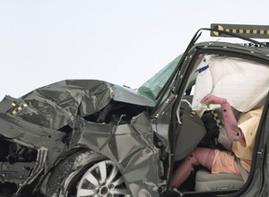 Totalna demolka auta przy 64 km/h