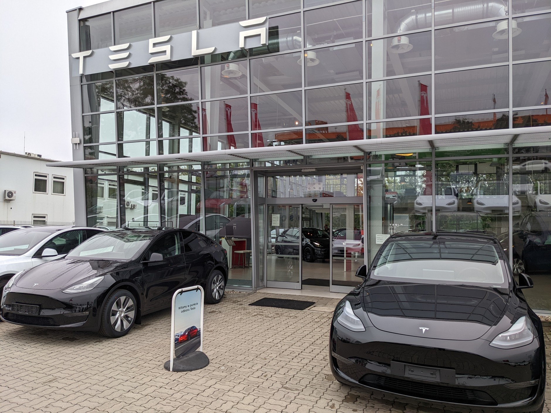 Odbiór nowej Tesli Model Y z salonu