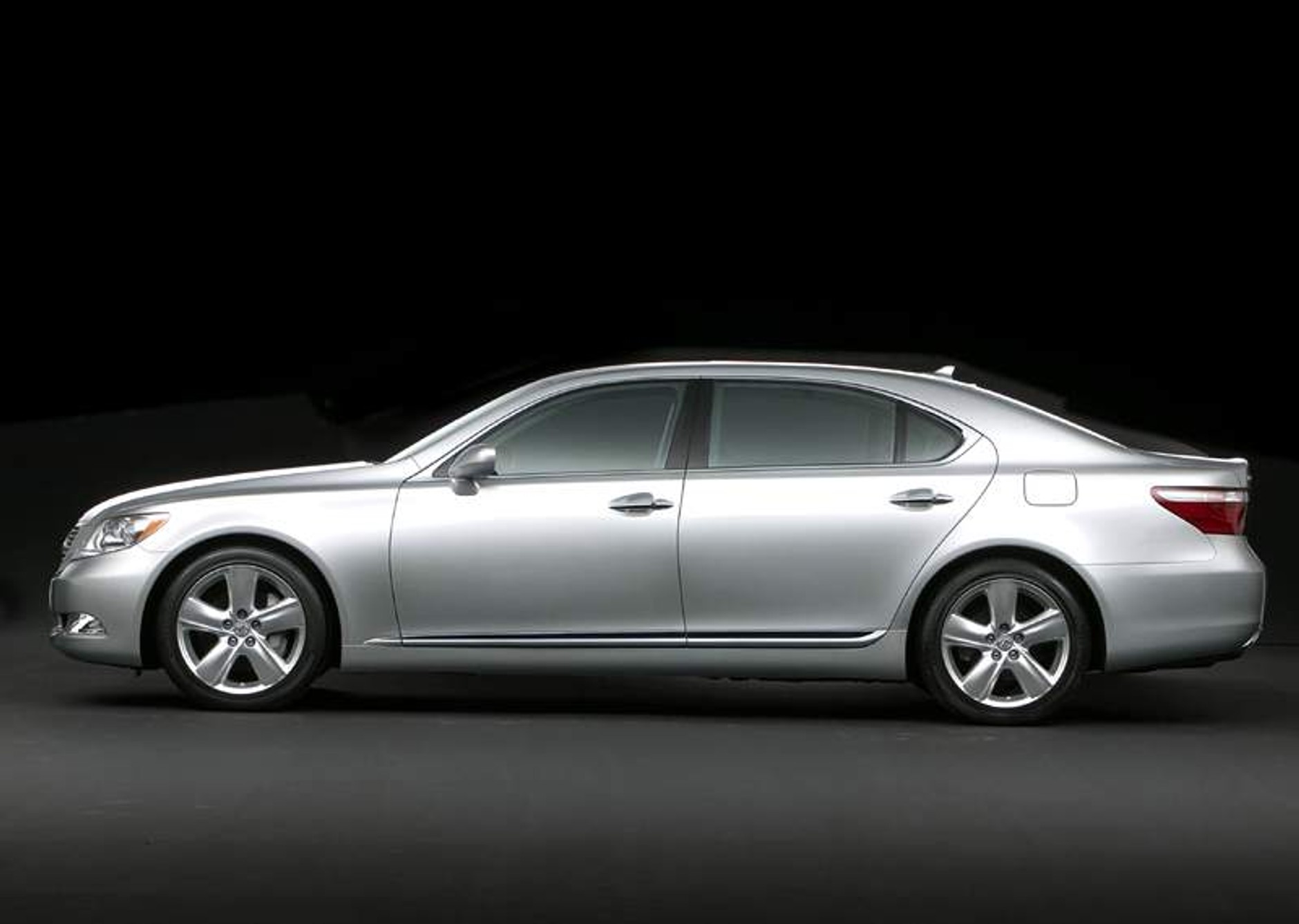 Lexus LS460 w japońskich salonach sprzedaży