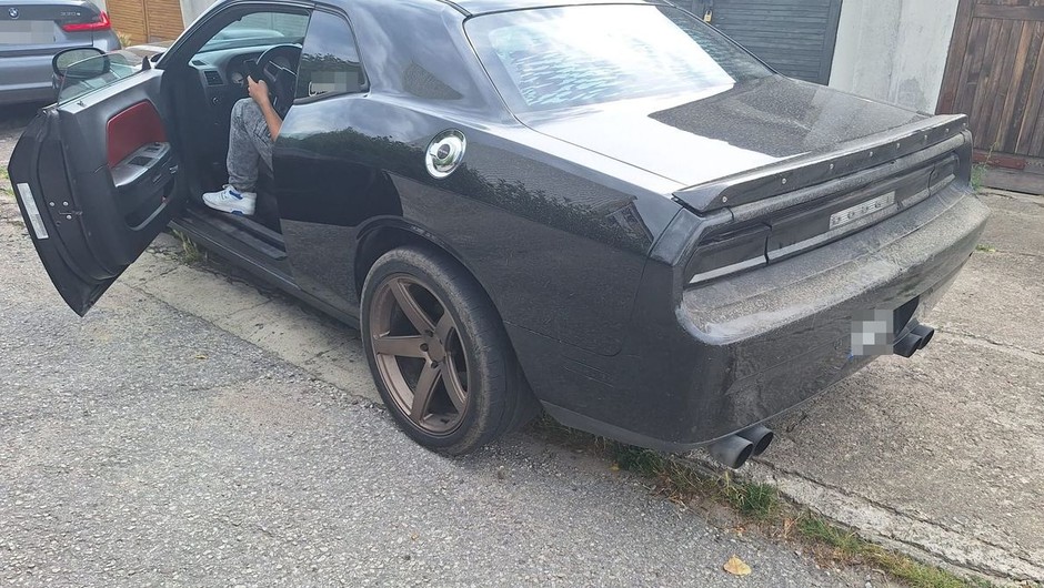 Policjanci zauważyli Dodge'a. Zaczęło się od głośnego wydechu