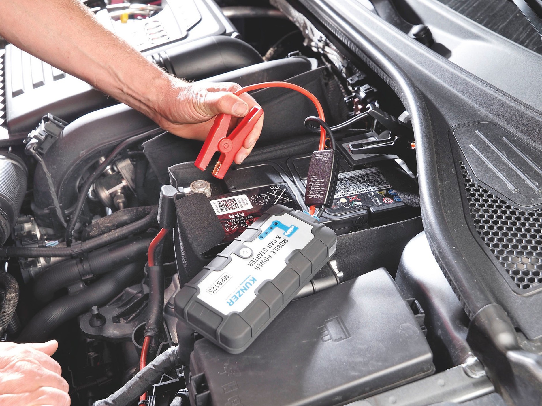 Jak uruchomić auto z rozładowanym akumulatorem?